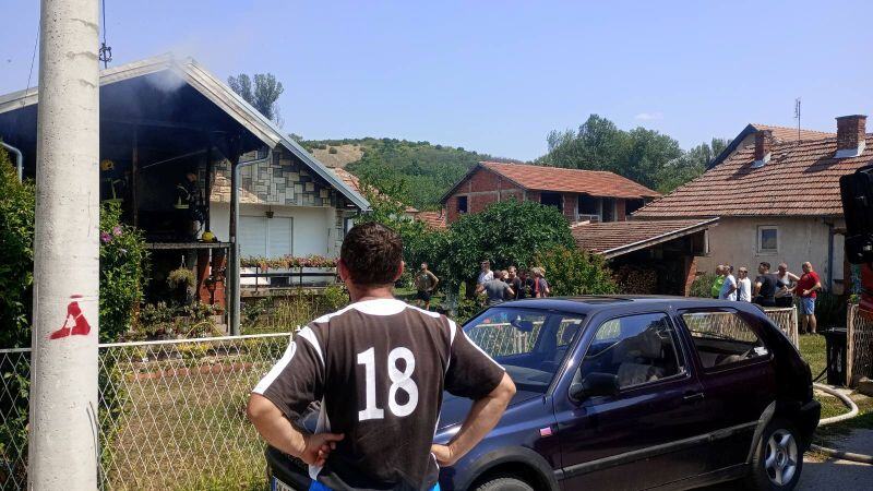 GORI KUĆA U PROKUPLJU! Sumnja se da je požar krenuo iz klima-uređaja, vatrogasci se bore sa stihijom u gusto naseljenom delu grada (FOTO)