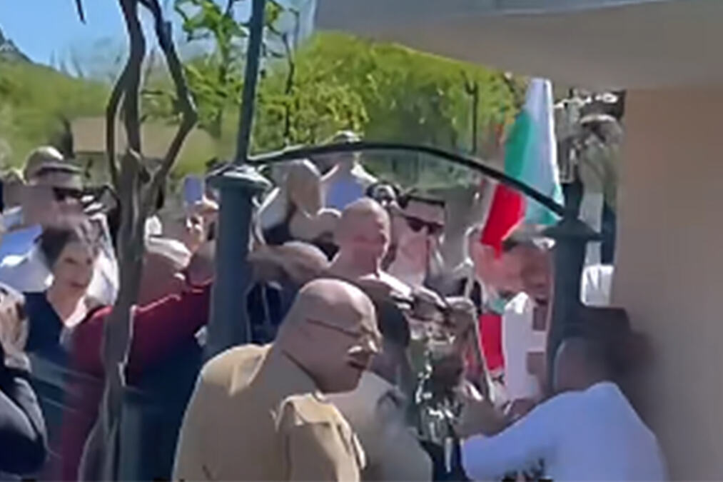 (VIDEO) MLADOŽENJA I KUM DOŠLI PO MLADU, PA POČELI DA RAZVALJUJU! Čupali kapiju, Makedonci počeli MASOVNO da se oglašavaju - hit snimak