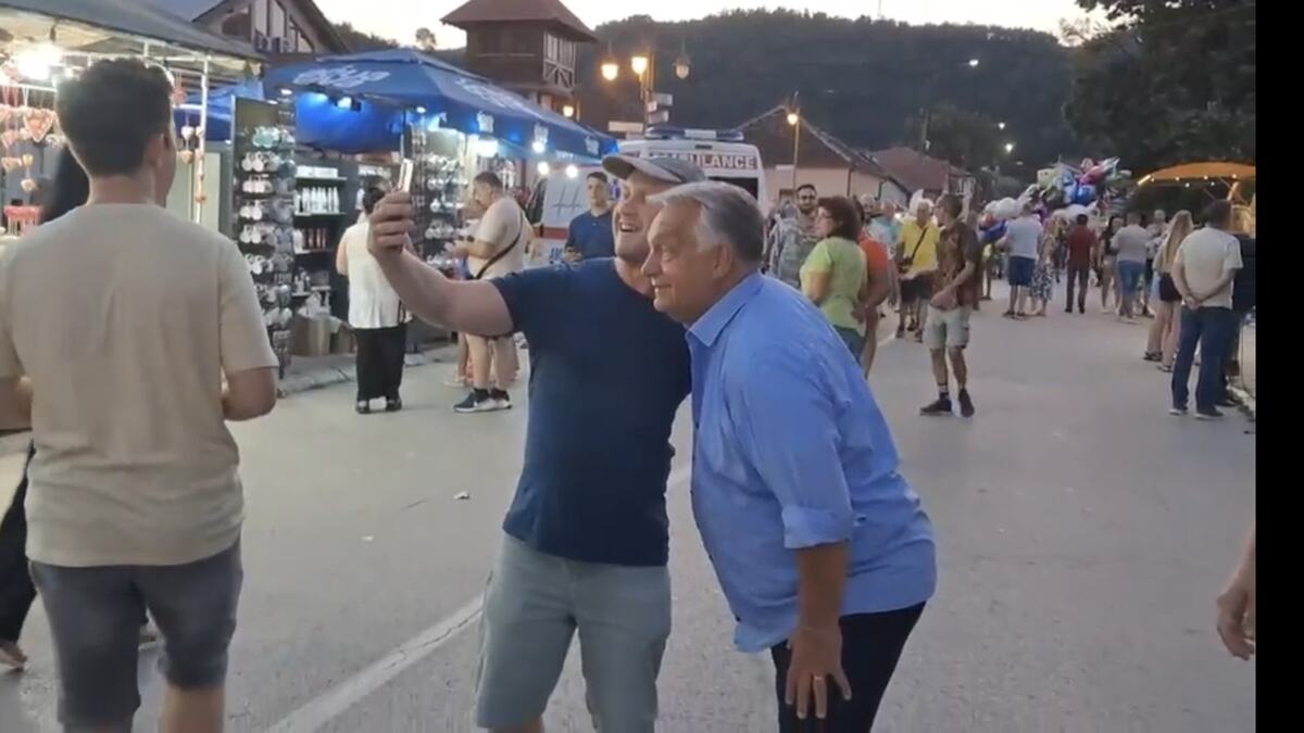 (VIDEO) ORBAN ODUŠEVIO SVE U GUČI OVIM GESTOM! Bez obezbeđenja šetao ulicama, a evo šta je URADIO kad su mu ljudi prišli da se slikaju: "On je čovek legenda"