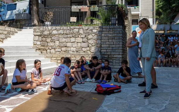 "Prvo letovanje, novi drugari i uspomene koje će dugo nositi sa sobom" Ministarka Stamenkovski posetila mališane koji prvi put letuju uz podršku ministarstva