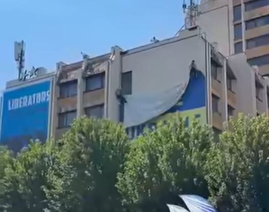 (VIDEO) RAMA SKINUO ZASTAVU UKRAJINE SA ZGRADE U PRIŠTINI! Opšti bes Albanaca zbog jasnog stava Zelenskog u Beogradu 