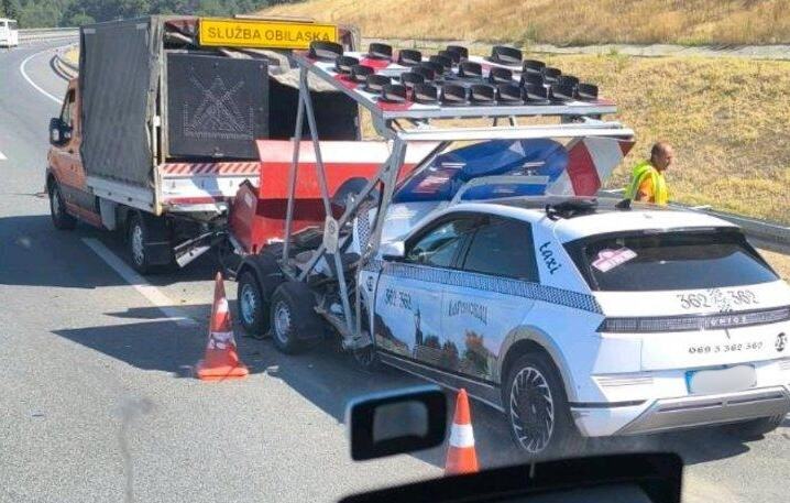VOZAČ TAKSIJA UDARIO U KAMION PUTARSKOG PREDUZEĆA: Teška nesreća na deonici puta od Uba ka Obrenovcu! 