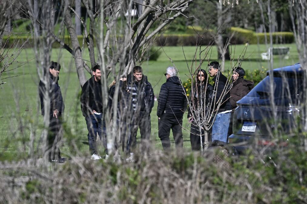 MUK U ROZARIJU, MESI SAHRANIO OCA: Policija čuvala groblje, Leo tražio potpunu privatnost, a umesto toga... Odmah su najavljene tužbe!