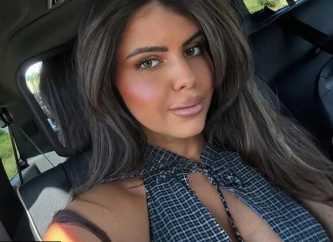 AZRA SE POTPUNO TRANSFORMISALA: Pevačica opalila selfi, pokazala promenu, a ljudi gledaju u njen dekolte i komentarišu (FOTO)