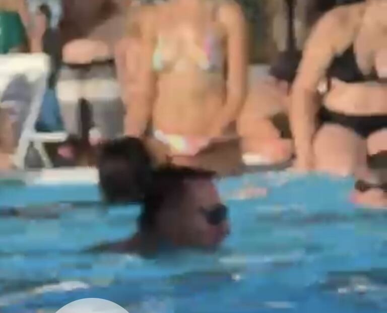 "AJKULO SA LJUDSKIM LIKOM" Uhvatili smo folkera dok se brčka u gradskom bazenu: Gužva ga nije sprečila da pliva! PAPARACO