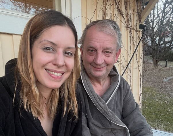 POZNATI POLITIČAR (72) OŽENIO 34 GODINE MLAĐU VODITELJKU Veza koja je šokirala 6 miliona ljudi, a mlada je ovako svima zapušila usta (FOTO)