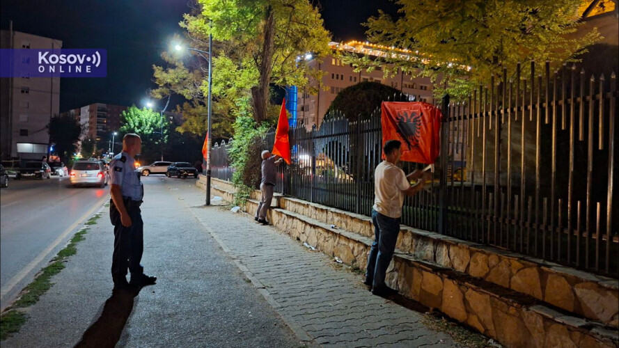 SRAMNA PROVOKACIJA! Na ogradi srpskih crkava u Lipljanu postavljene zastave OVK i Albanije: Intervenisala policija