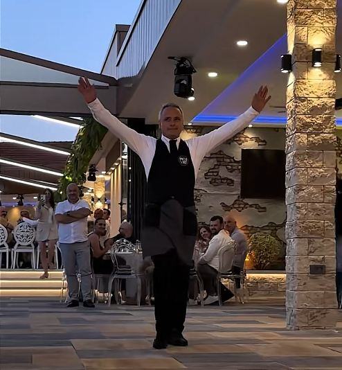 Vlasnik restorana u Čačku poklonio radniku automobil pred svima: "Ovo ti je za sav trud" - Marinko briznuo u plač kad je video ključeve! VIDEO