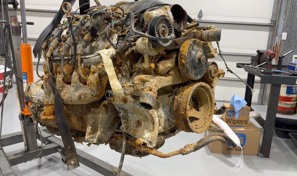 Automobil je ležao u reci skoro četiri godine: Kada je mehaničar otvorio motor usledilo je veliko iznenađenje