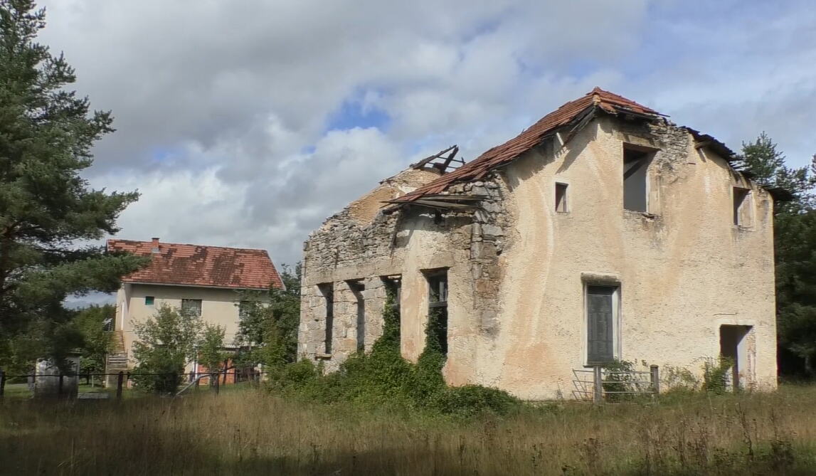 "KOJA JE OVO CIVILIZACIJA..." U ovom selu već 30 godina žive BEZ STRUJE, u 21. veku koriste sveće i baterijske lampe