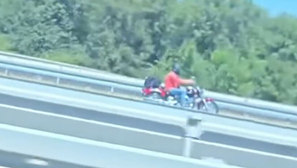 MOTOCIKLISTA BEZ DOZVOLE VOZIO KONTRASMEROM, SEKUNDE DELILE OD KATASTROFE! Oglasila se novosadska policija nakon jezivog snimka sa auto-puta (VIDEO)