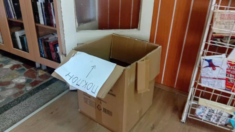 U BIBLIOTECI U PROKUPLJU KUTIJA SA POKLON KNJIGAMA: "Svako ko uđe, prvo pogleda tu"