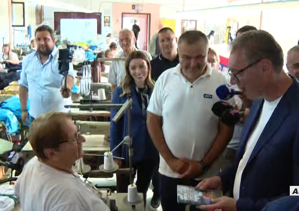 "PREDSEDNIČE, MOGU LI DA POLJUBIM MINISTARKU?" Hit scena tokom obilaska fabrike u Arilju
