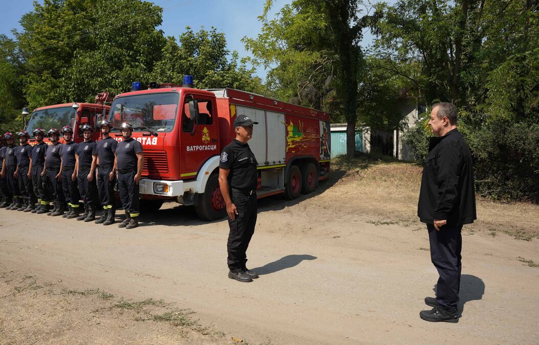 Ministar Dačić obišao požarište u selu Šumarak u Deliblatskoj peščari: Sa 64, svedeno je na 3 žarišta! Situacija je bolja, ali je i dalje veoma teška (foto)
