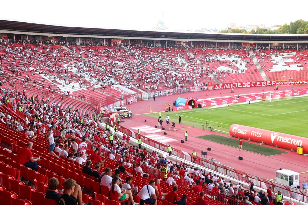 PUNE SE TRIBINE, SVE JE SPREMNO ZA SPEKTAKL... Pogledajte atmosferu pred početak utakmice Crvena zvezda - Hapoel Ber Ševa! VIDEO