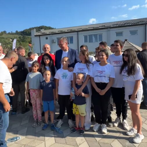 "ALAL VERA! NEMA LEPŠE SLIKE SRBIJE OD KUĆE PUNE DEČJEG SMEHA" Vučić oduševljen, puno mu srce, a palo i slikanje! U dve kuće, dvadesetoro dece! (VIDEO)