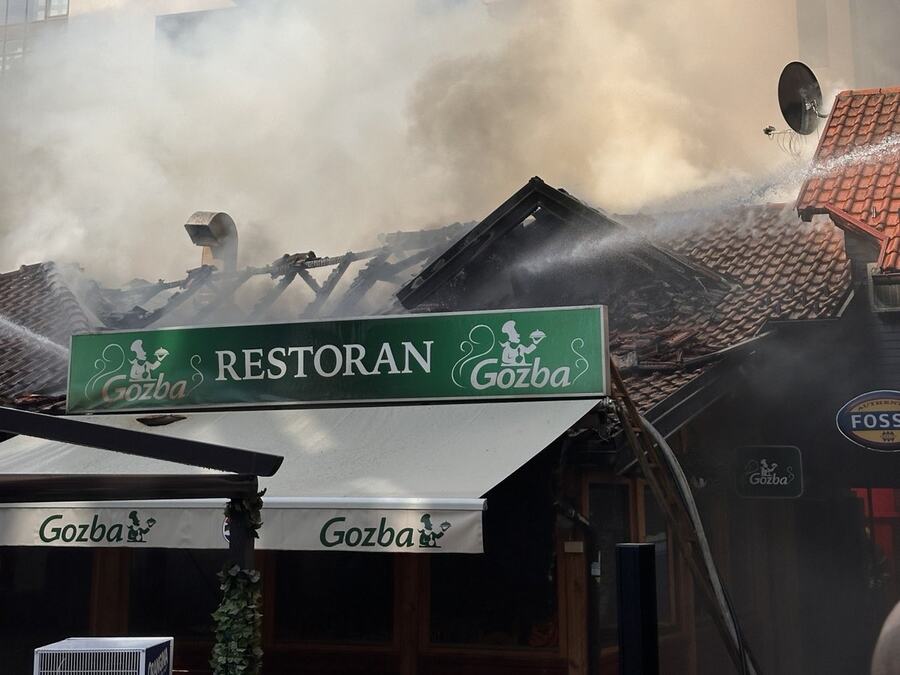 VELIKI POŽAR NA ZLATIBORU, GORI POZNATI RESTORAN! Vatra se proširila na krov, vatrogasci pokušavaju da obuzdaju stihiju (FOTO)