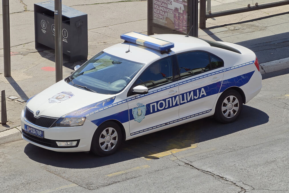 VELIKA AKCIJA U PODGORICI Pali mladići osumnjičeni za dilovanje droge, policija im upala u stanove: Zaplenjeno 70 pakovanja marihuane, novac i vaga!