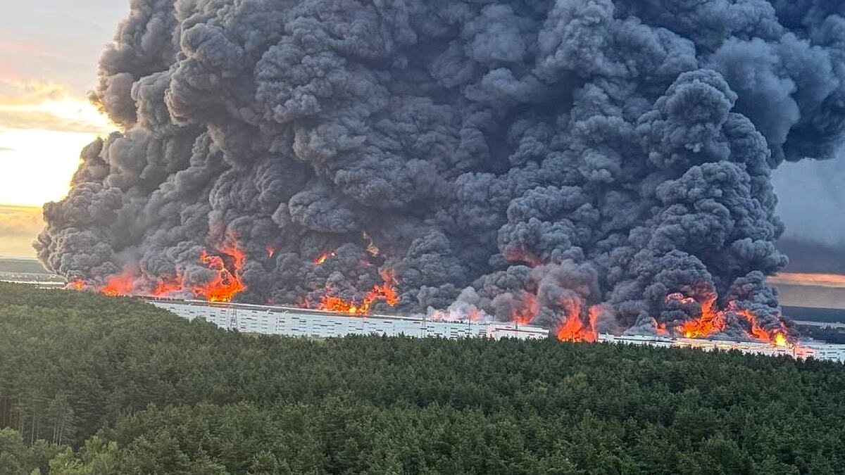 "CENTAR JE POTPUNO UNIŠTEN" Pogođeno skladište ruskog giganta, 100.000 kvadrata opustošeno u plamenu! (VIDEO)