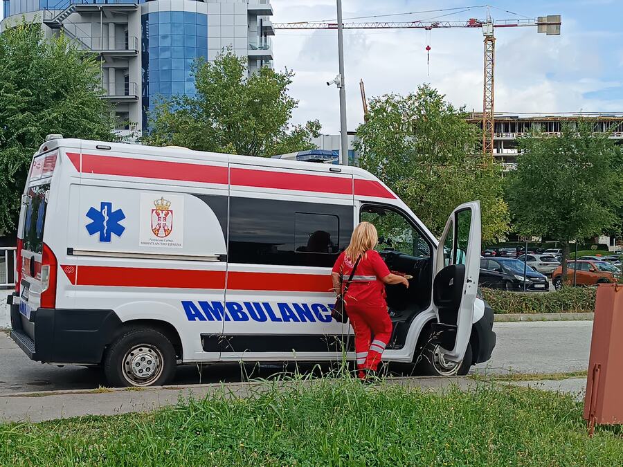 Teška nesreća u Rakovici: pešak (53) oboren, lekari se bore za život