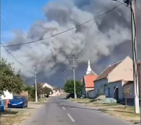 ILJUŠIN VEĆ U AKCIJI IZNAD DELIBLATSKE PEŠČARE! 42 tone vode u jednom naletu! Otvorene kapije da se životinje sklone od stihije! SRBIJA U VATRENOM OBRUČU