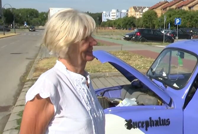 DEDA KUPIO, A SAD SE I PRAUNUKA VOZI U NJEMU! Fiću iz Sombora teraju 3 generacije! Išao na more, prašio drumove! "Nema klimu, nema kompjuter ali ljudi, on radi!