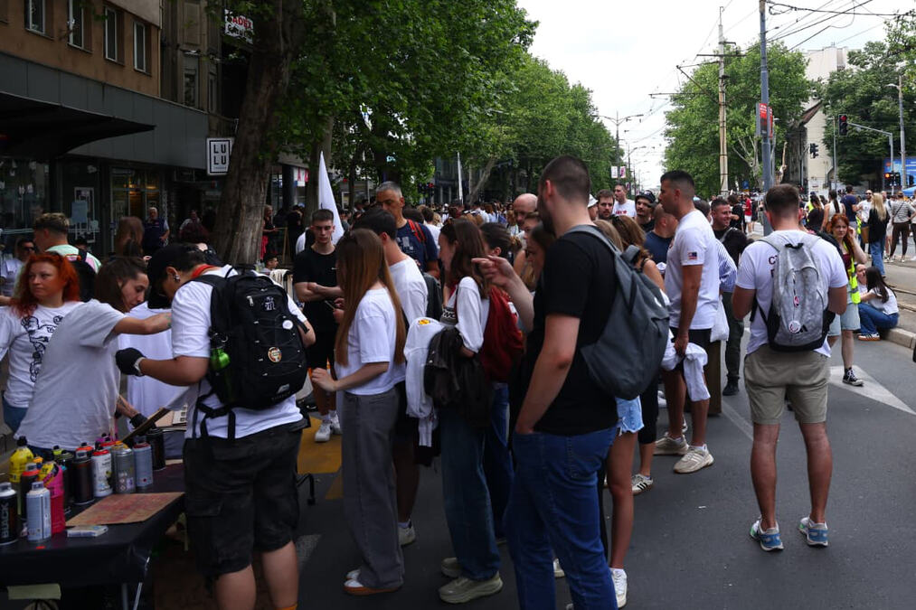 BLOKADERI NE ZNAJU NI DA RAČUNAJU Dve filmske pojekcije na festivalu naplaćuju 200 dinara, celo veče 600, a komplet karata 18.000 dinara! FESTIVAL ZA BOGATE