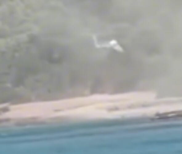 NESVAKIDAŠNJA SCENA U GRČKOJ: Helikopter sleteo među kupače na poznatoj plaži (VIDEO)