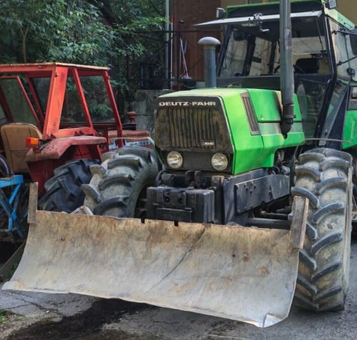 "BEŽALI GLAVOM BEZ OBZIRA, A TRAKTOR OSTAVILI NA LIVADI!" Zajednička akcija policije, Vojske i Žandarmerije kod Kuršumlije: Sprečena krađa šume na liniji sa KiM
