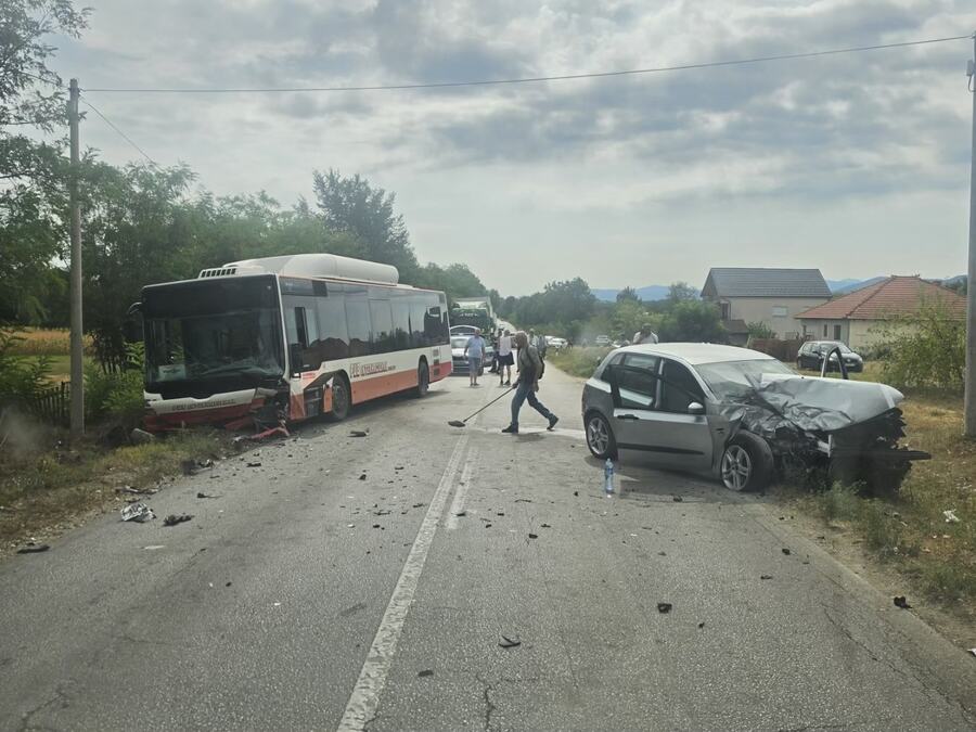 STRAVIČNA NESREĆA IZMEĐU ČAČKA I KRALJEVA: Sudarili se autobus i automobil, srča i delovi vozila na sve strane (FOTO)