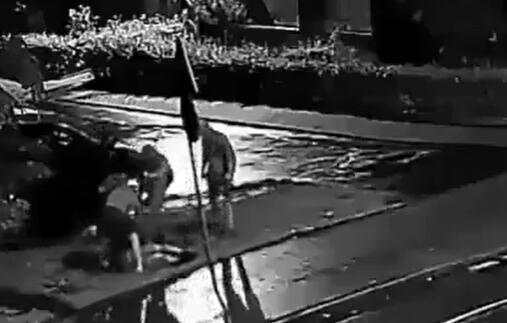 JEZIV SNIMAK UBISTVA POTRESA FUDBALSKI SVET! Petorica napadača jure čoveka ulicom, a onda počinje HOROR! (UZNEMIRUJUĆI VIDEO)