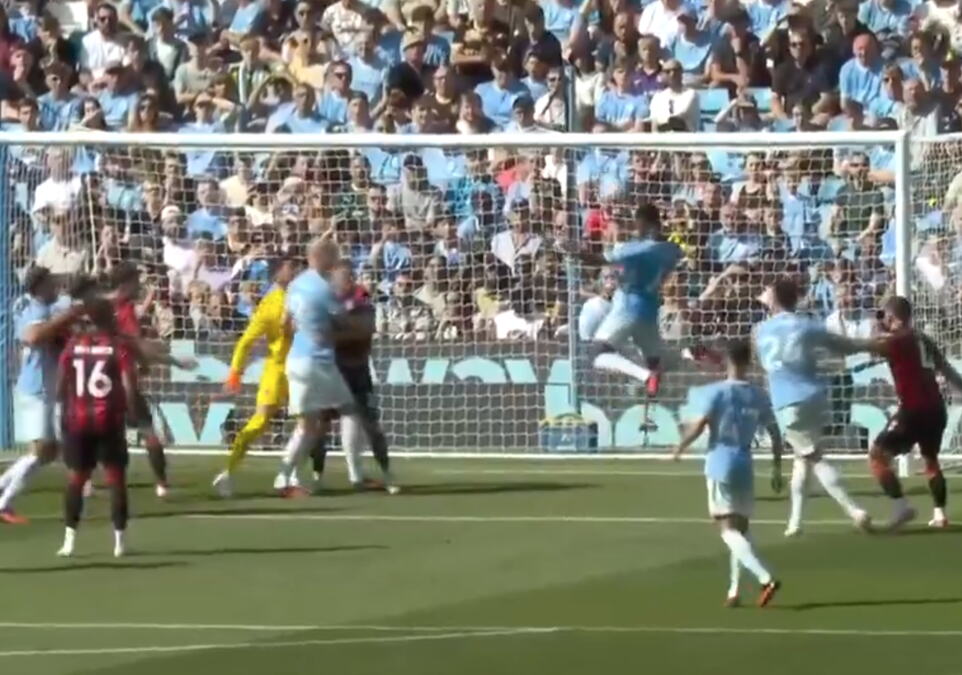 FUDBALER MANČESTERA PROMAŠIO PRAZAN GOL SA NEKOLIKO METARA! Obrukao se za sve pare! Svi se pitaju da li je moguće ovo, pogledajte snimak koji obilazi Englesku!