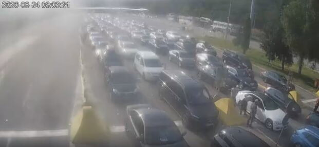 NA GRADINI IGLA NEMA GDE DA PADNE, GUŽVE SU NEVEROVATNE: Kolone se otegle unedogled, masovan povratak gastarbajtera u zapadne zemlje (FOTO)