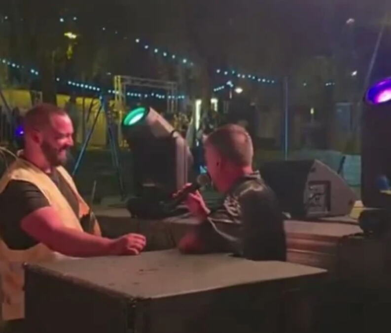 Nele Karajlić pao sa bine! Drama na samom početku koncerta, obezbeđenje odmah pritrčalo (VIDEO)