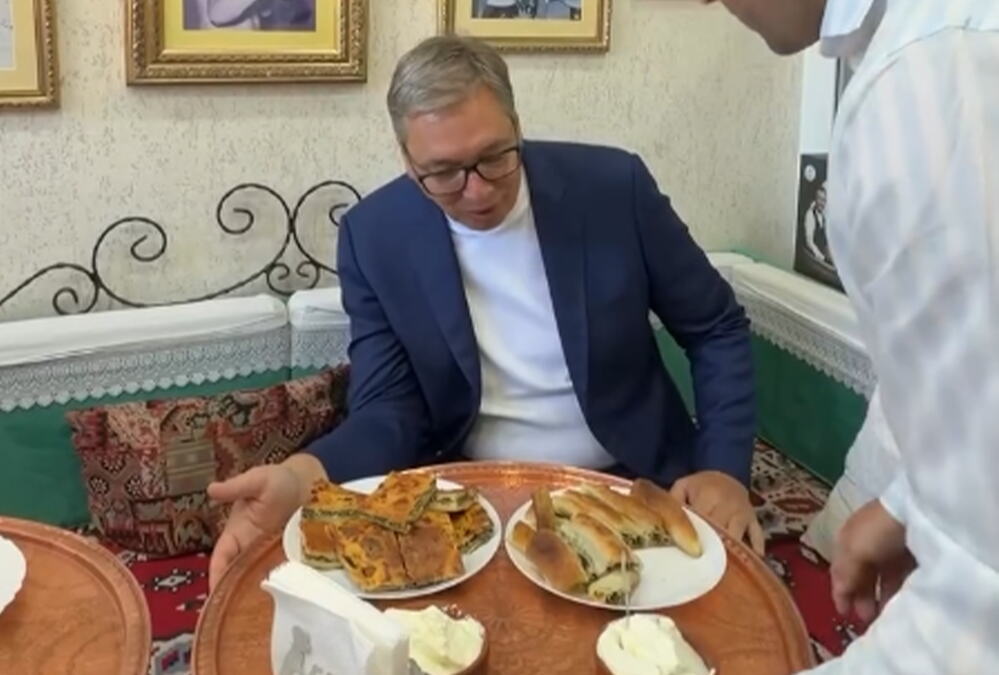 "KAŽU DA SE U NOVOM PAZARU NE OSTAJE GLADAN! LEPO TI JE OVDE..." Vučić svratio kod Jasmina: Domaćinski doček i "Sve pod sač" (VIDEO)