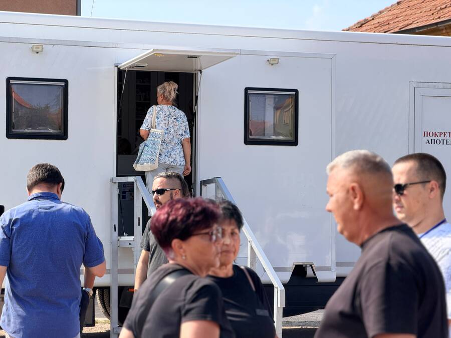 MEŠTANI PREZADOVOLJNI ZBOG POKRETNE APOTEKE! Lekovi im sada stižu na kućni prag, direktor otkrio sve detalje: "Ova pomoć im previše znači"