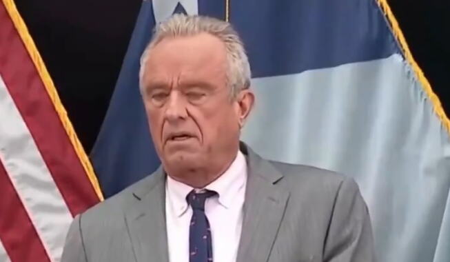 Telefon Roberta F. Kenedija zazvonio usred govora: Melodija postala hit na internetu (Video)