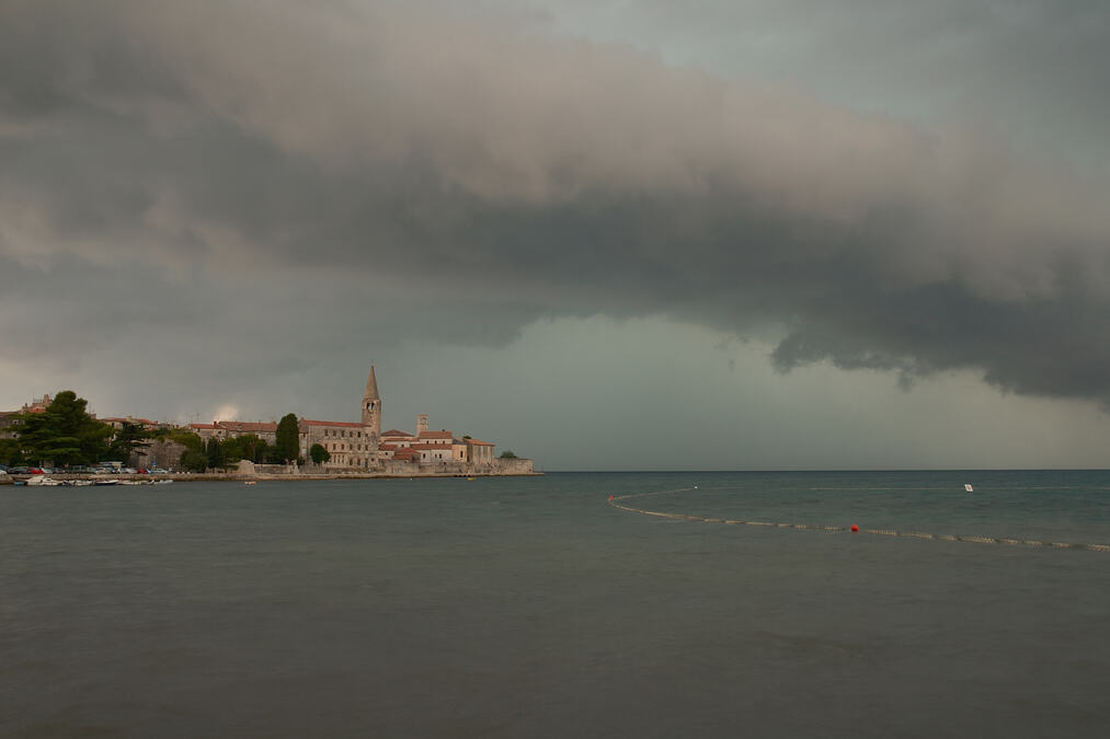 MUNJA UDARA U MORE Neverovatan snimak iz Poreča (VIDEO)