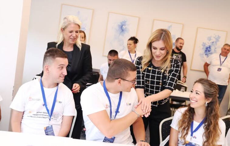 "Srbija koju gradimo mora da bude Srbija bez barijera" Ministarka Stamenkovski u Vrdniku otvorila Letnju školu Akademije mladih lidera sa invaliditetom