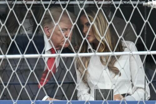 Melanija je samo ustala i otišla: Isplivao novi video svađe prve dame i Donalda Trampa, evo šta se desilo posle