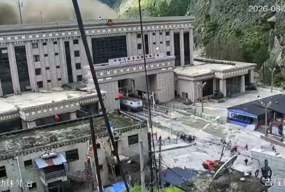 ZASTRAŠUJUĆI TRENUTAK UDARA! Bujica uništava masivnu zgradu, nosi ljude poput mrava! Sve nestaje u deliću sekunde! Očekuje se mnogo MRTVIH! (FOTO/VIDEO)