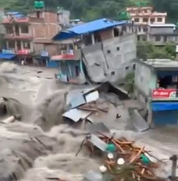 BROJ MRTVIH U NEPALU SVE VEĆI: Već 359 žrtava, strahuje se od novog razornog talasa (VIDEO)