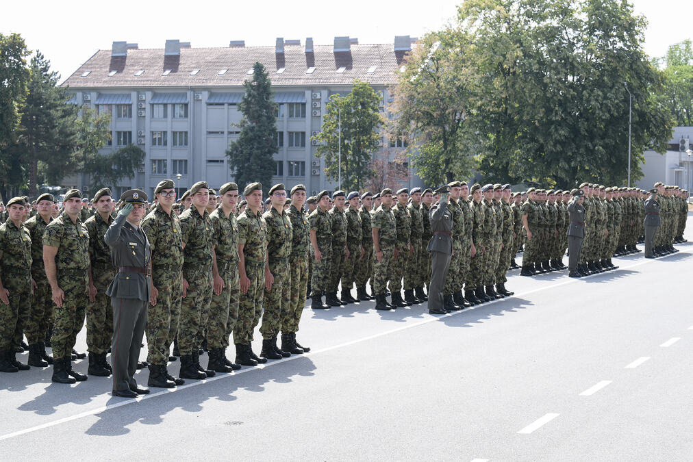 Vojska Srbije promovisala novu generaciju rezervnih oficira! Svečanost na Banjici: Čitan Ukaz predsednika Vučića, nagrađeni najbolji potporučnici!