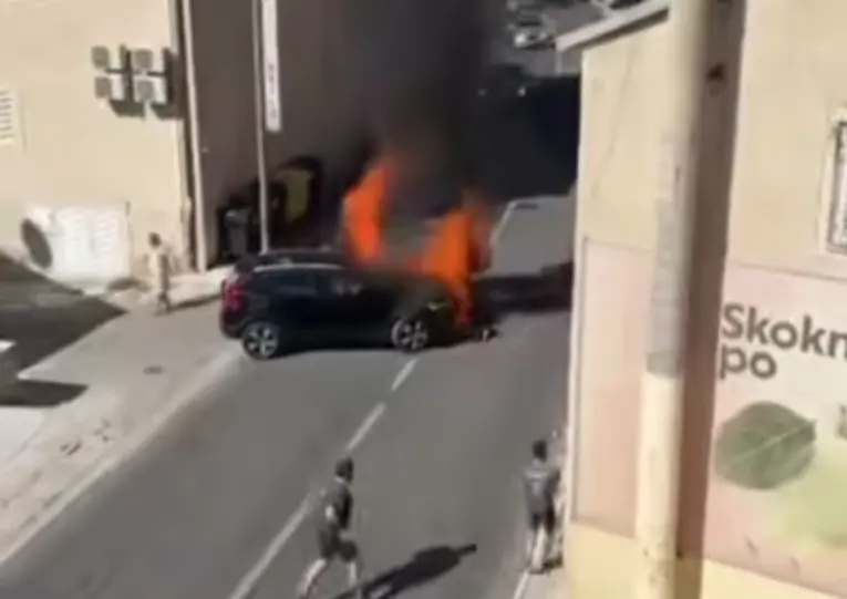 NESREĆA NA JADRANSKOJ MAGISTRALI Automobil i motocikl planuli posle nesreće, dve osobe povređene (VIDEO)