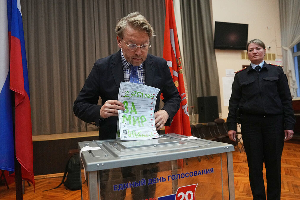 NAPISAO "ZA MIR" NA GLASAČKOM LISTIĆU, PA ZAVRŠIO NA SUDU! Ruski opozicionar kažnjen zbog antiratnih poruka (FOTO)
