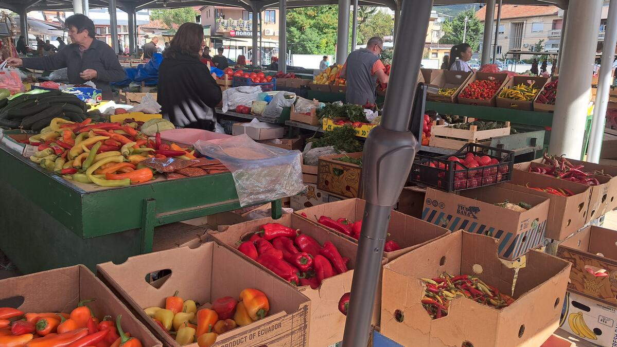 VRANJANCI NE MOGU BEZ OVOG ZAČINA, STAVLJAJU GA ČAK I U PARADAJZ ZA ZIMNICU! Domaćica Lela otkrila tajni trik, a evo koliko košta veza na pijaci