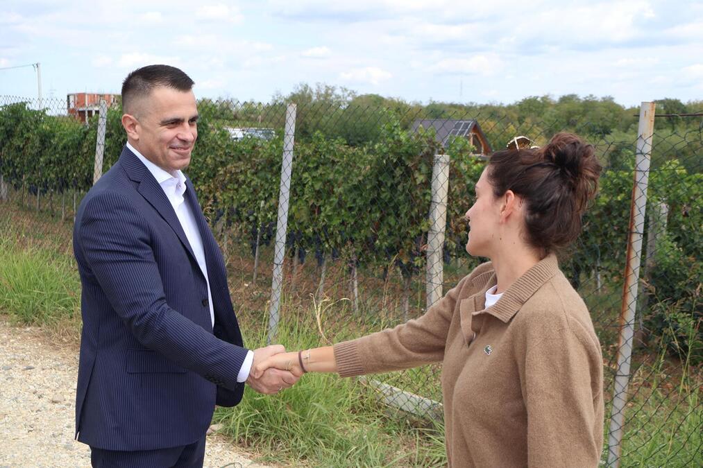 Milićević posetio Anju Džipković u Velikoj Plani, proizvođača vina