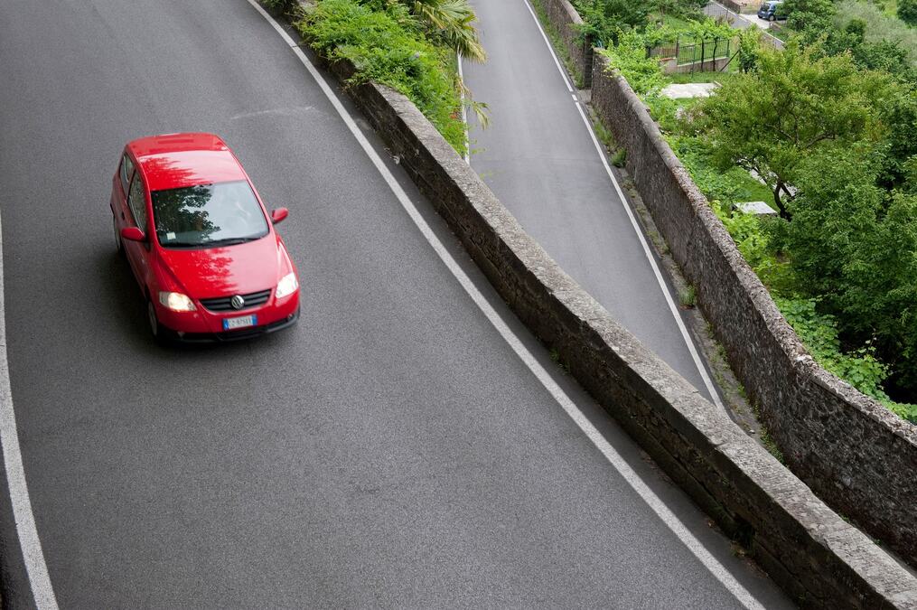 Da li auto manje troši nizbrdo u leru? Mnogi vozači prave ovu grešku, a mogu da unište i kočnice
