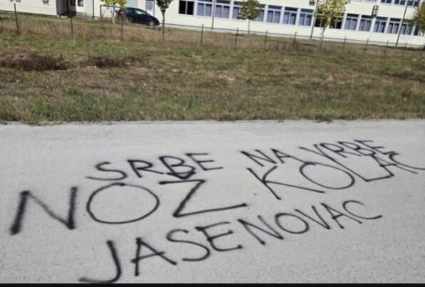 "SRBE NA VRBE, NOŽ, KOLAC, JASENOVAC" Sramni grafiti osvanuli u školskom dvorištu u Brčkom! 