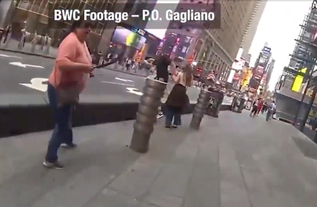 (UZNEMIRUJUĆI VIDEO) ŽENA SA DVA NOŽA UBILA MAJKU I RANILA MUŠKARCA, A ONDA KRENULA NA POLICAJCE! Objavljen snimak užasa na Tajms skveru